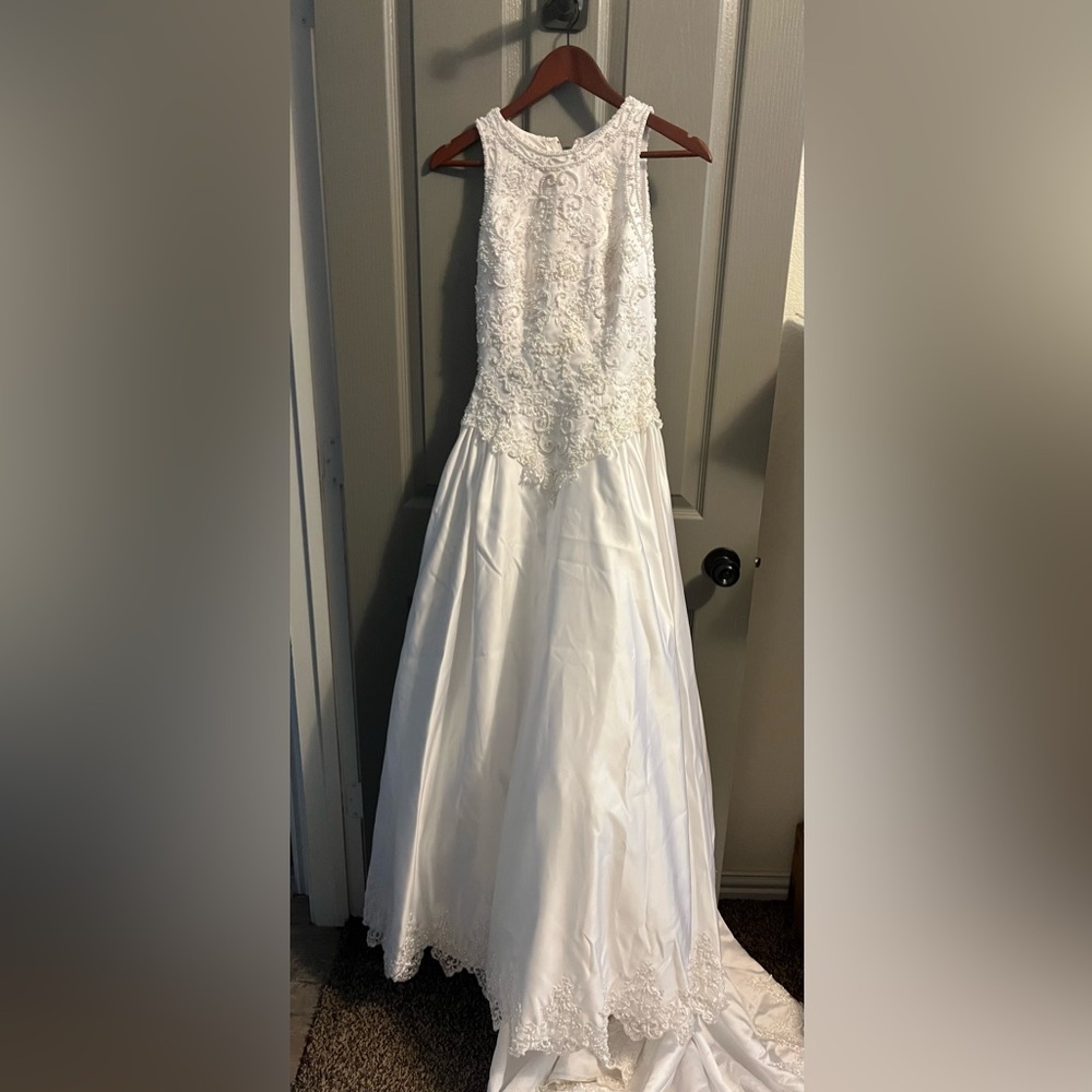 Elegant White Strapless Gown with Lace Detail
